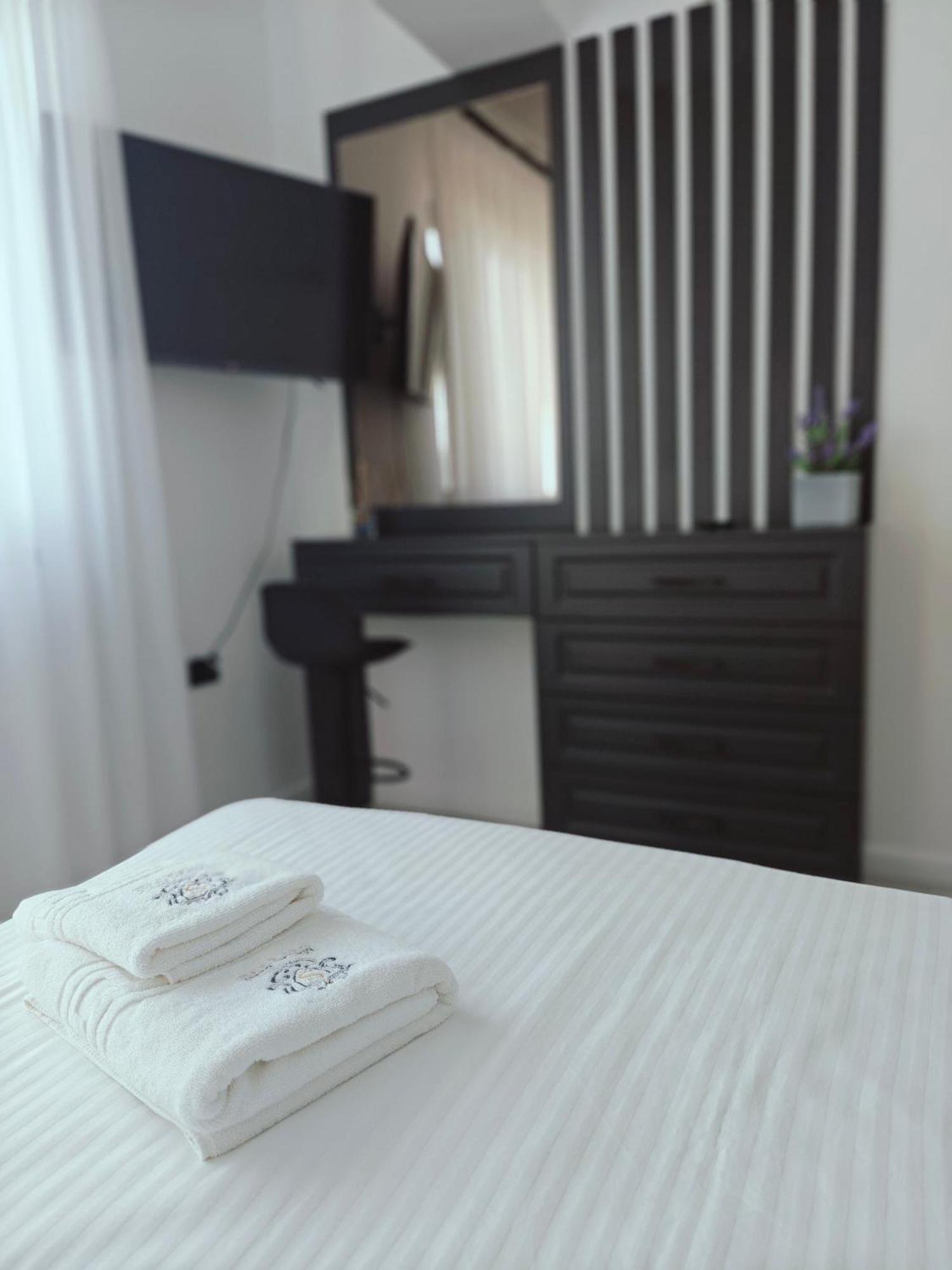 Mamaia Nord Vip Aparthotel Navodari Exterior photo
